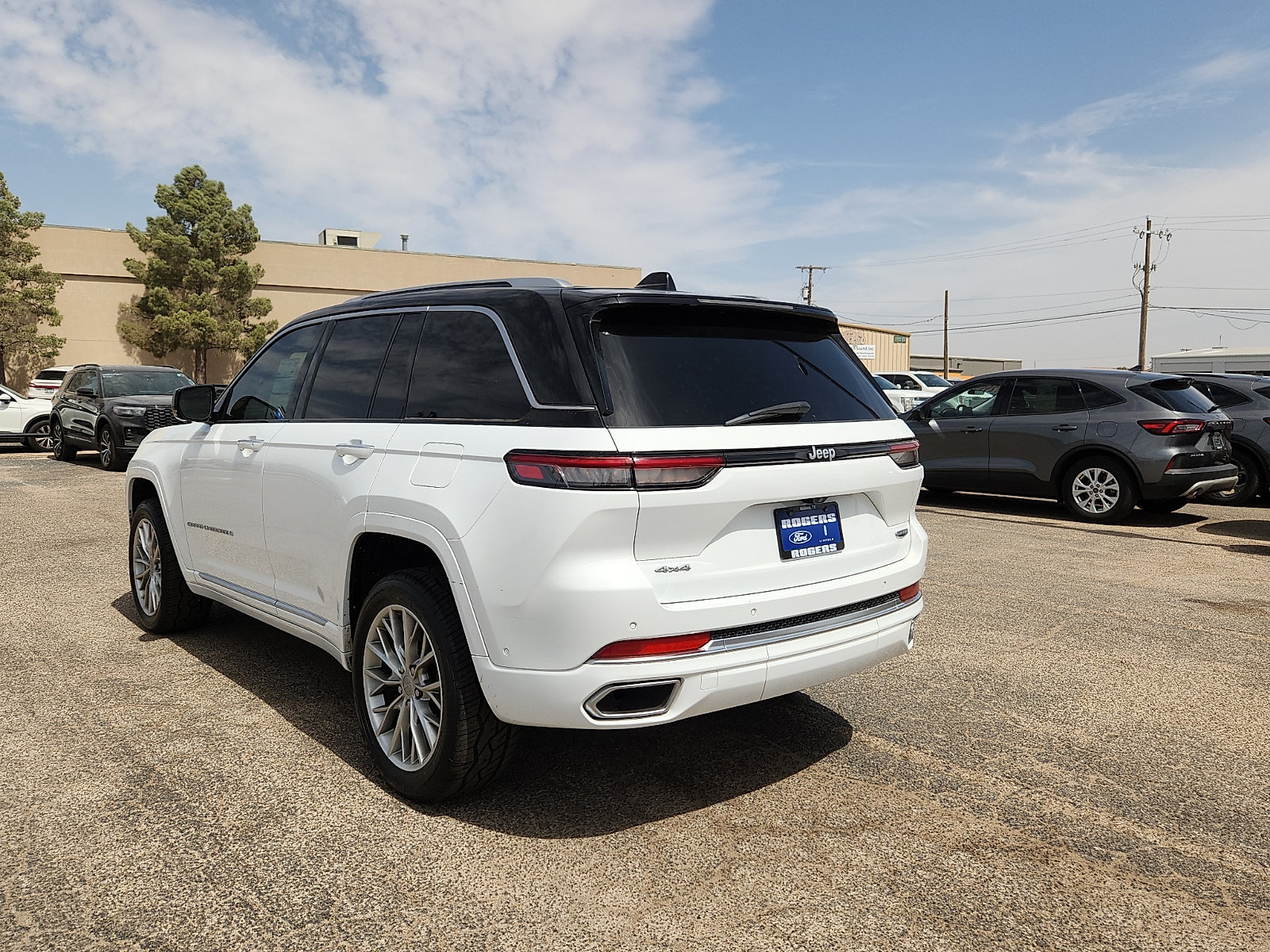 Used 2023 Jeep Grand Cherokee Summit w/ Luxury Tech Group V AWD/4WD image 5
