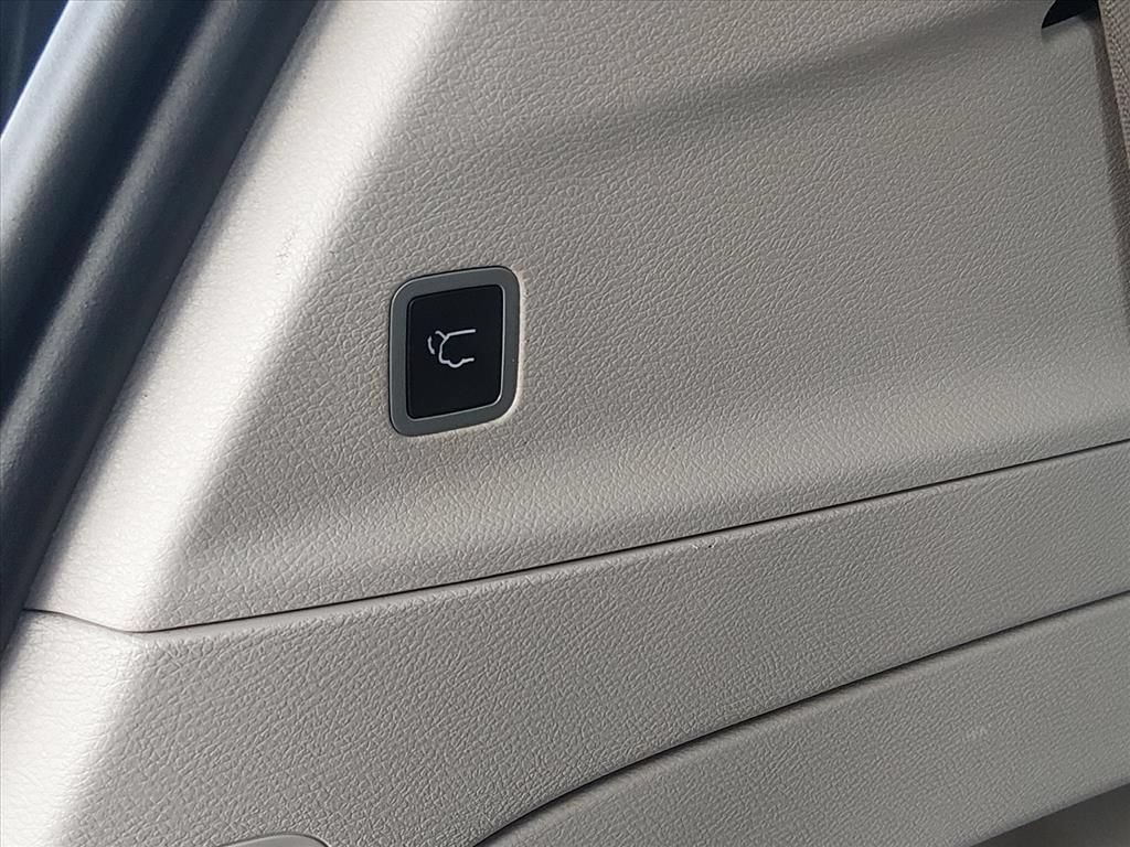Used 2023 Chrysler Pacifica Touring-L FWD image 17