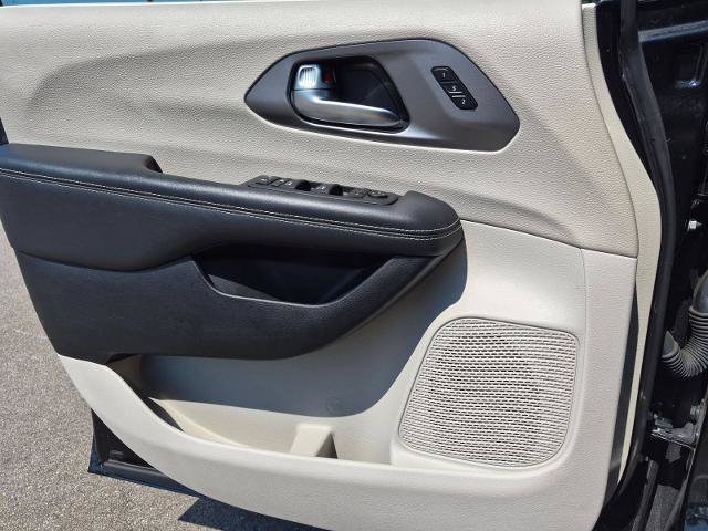 Used 2023 Chrysler Pacifica Touring-L FWD image 14