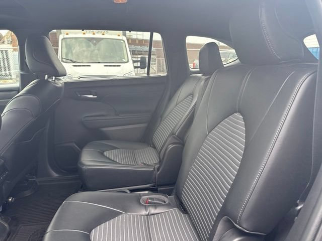 Used 2022 Toyota Highlander XSE AWD/4WD image 12