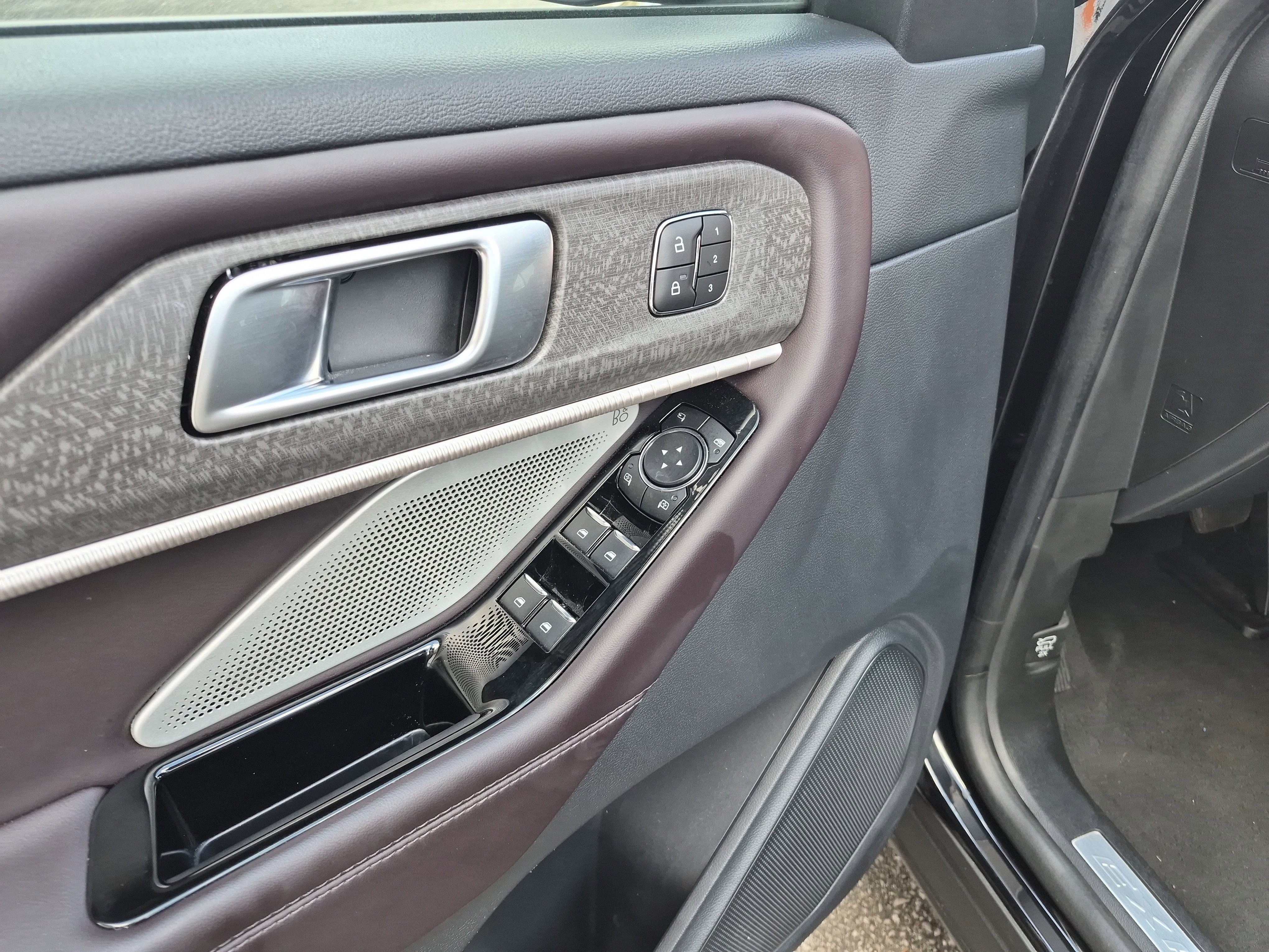 Certified 2025 Ford Explorer Platinum image 11