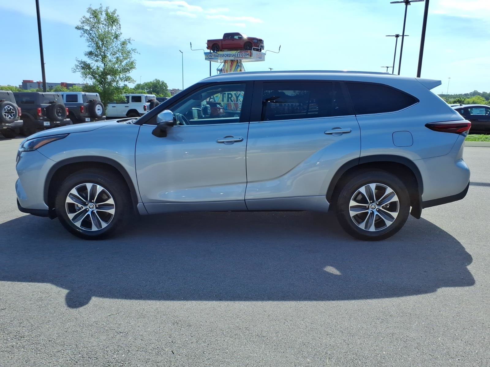 Used 2025 Toyota Highlander XLE AWD/4WD image 6