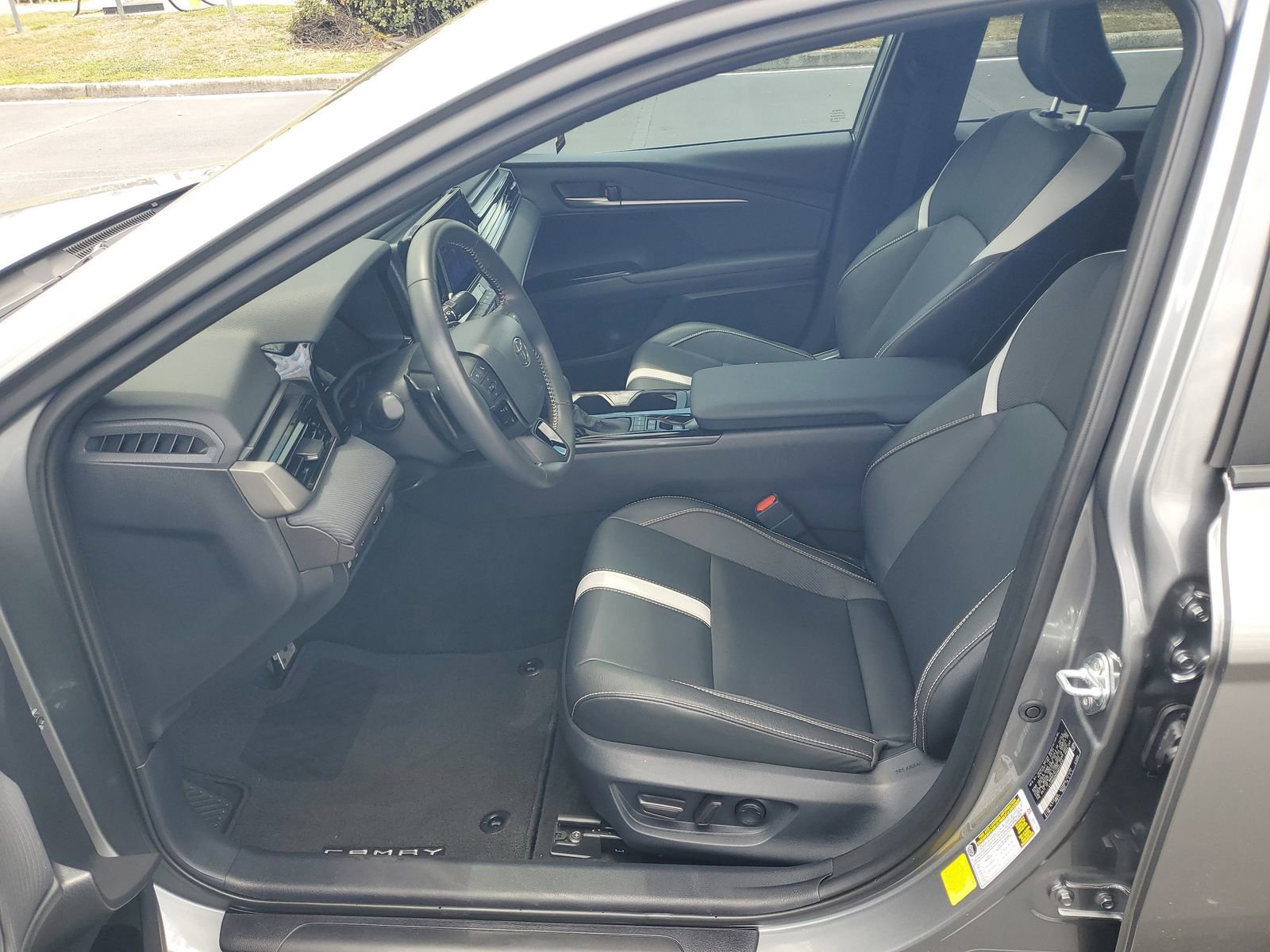Used 2025 Toyota Camry SE FWD image 17