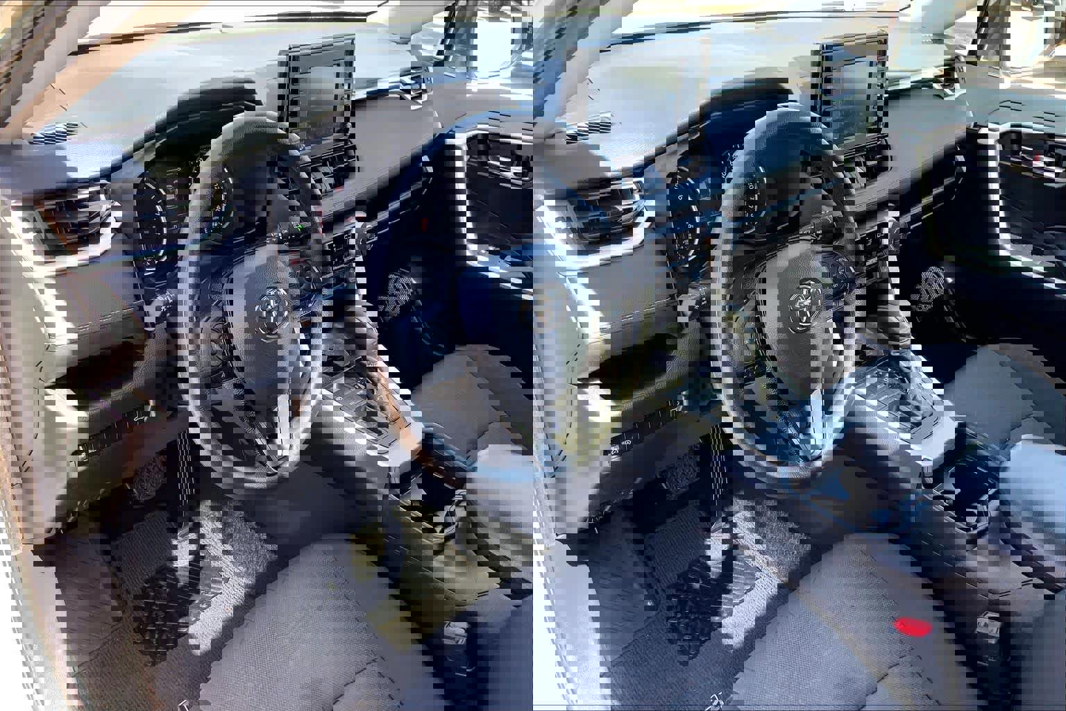 Used 2021 Toyota RAV4 XLE w/ Convenience Package image 18