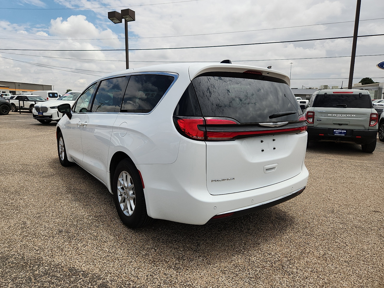 Used 2024 Chrysler Pacifica Touring FWD image 5