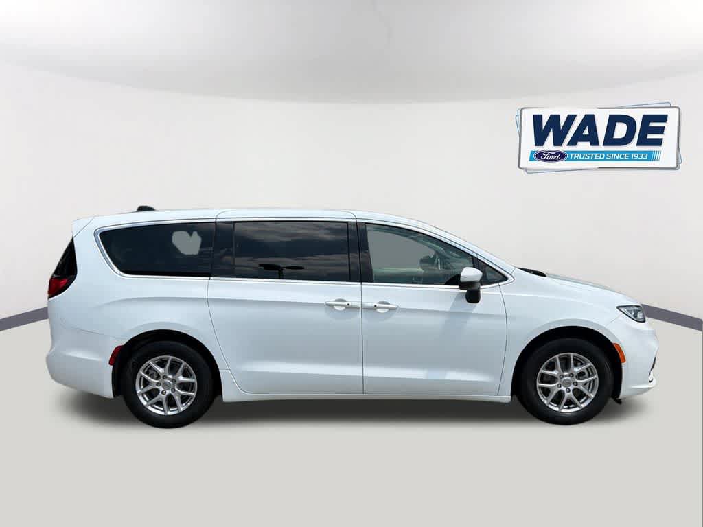 Used 2023 Chrysler Pacifica Touring-L FWD image 4