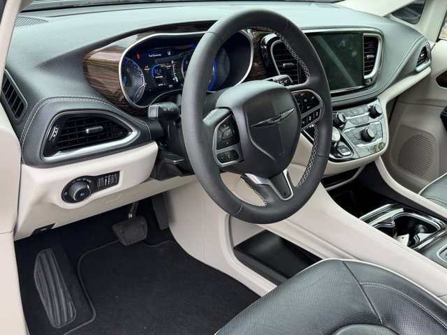 Used 2023 Chrysler Pacifica Limited AWD/4WD image 16