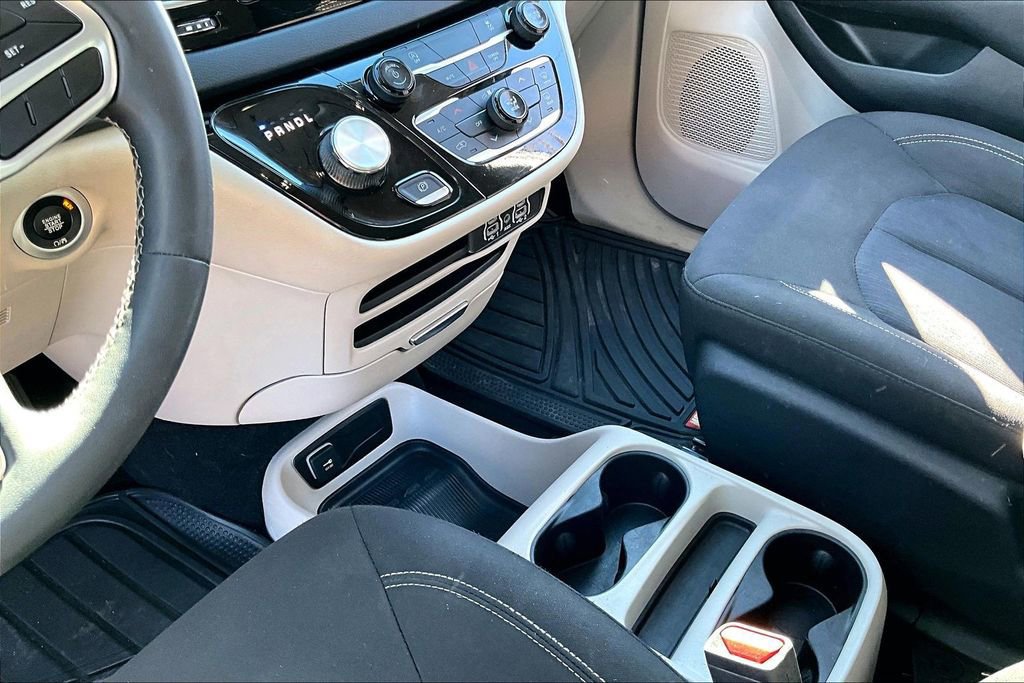 Used 2023 Chrysler Voyager LX image 14