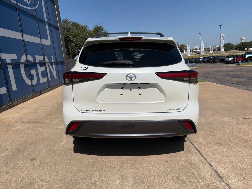 Used 2023 Toyota Highlander Limited FWD image 6
