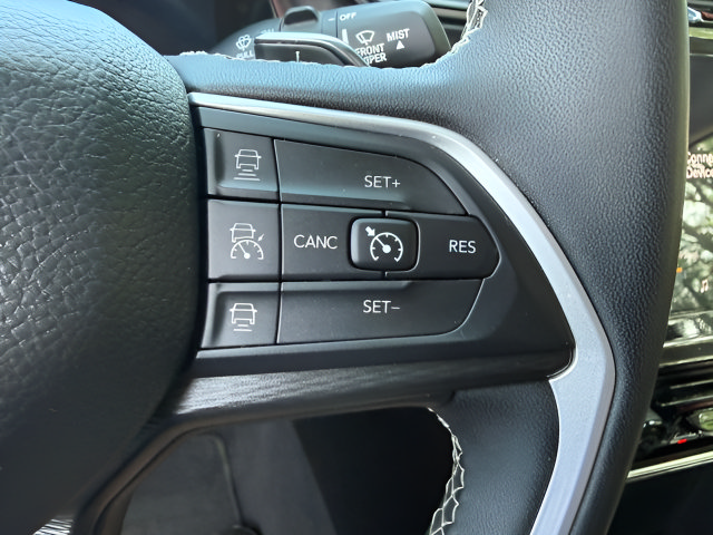 Used 2023 Jeep Grand Cherokee Laredo AWD/4WD image 18