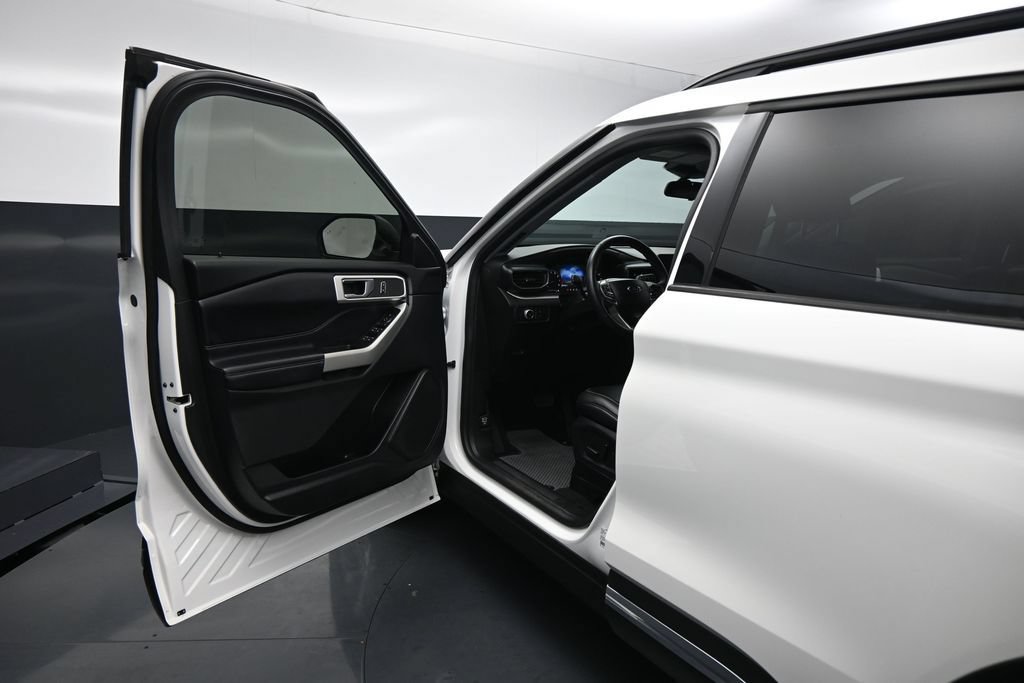 Certified 2021 Ford Explorer XLT w/ Equipment Group 202A RWD image 9