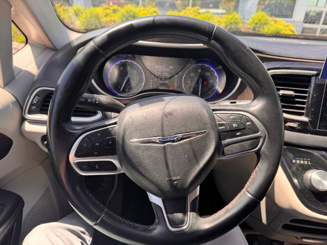 Used 2018 Chrysler Pacifica Touring-L w/ Tire & Wheel Group FWD image 9