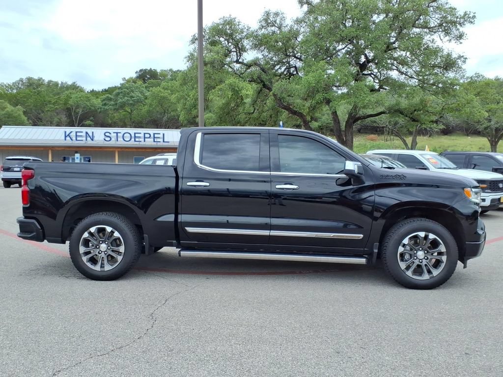 Used 2022 Chevrolet Silverado 1500 High Country w/ Technology Package AWD/4WD image 2