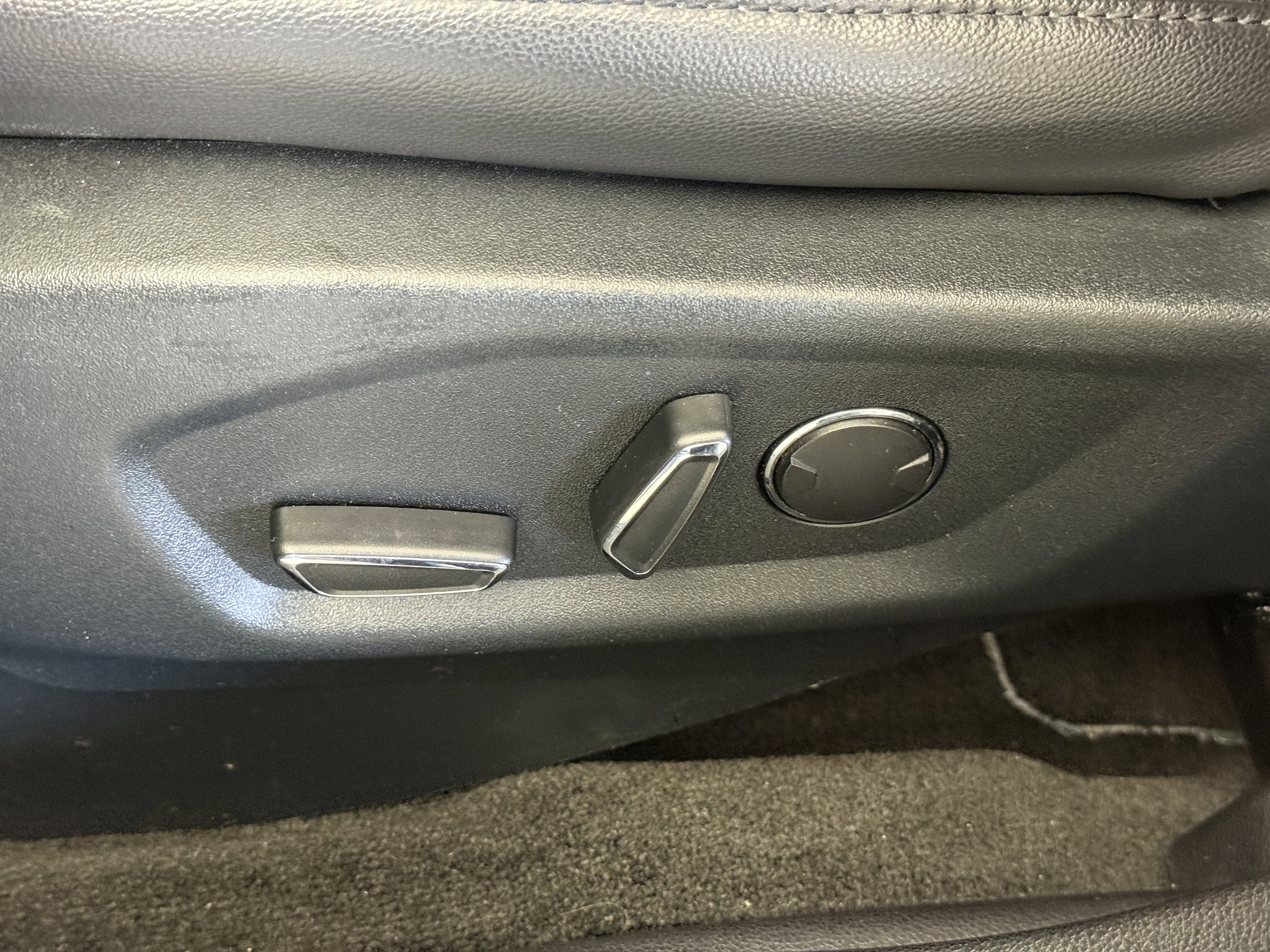 Certified 2018 Ford Explorer XLT w/ Equipment Group 202A image 17