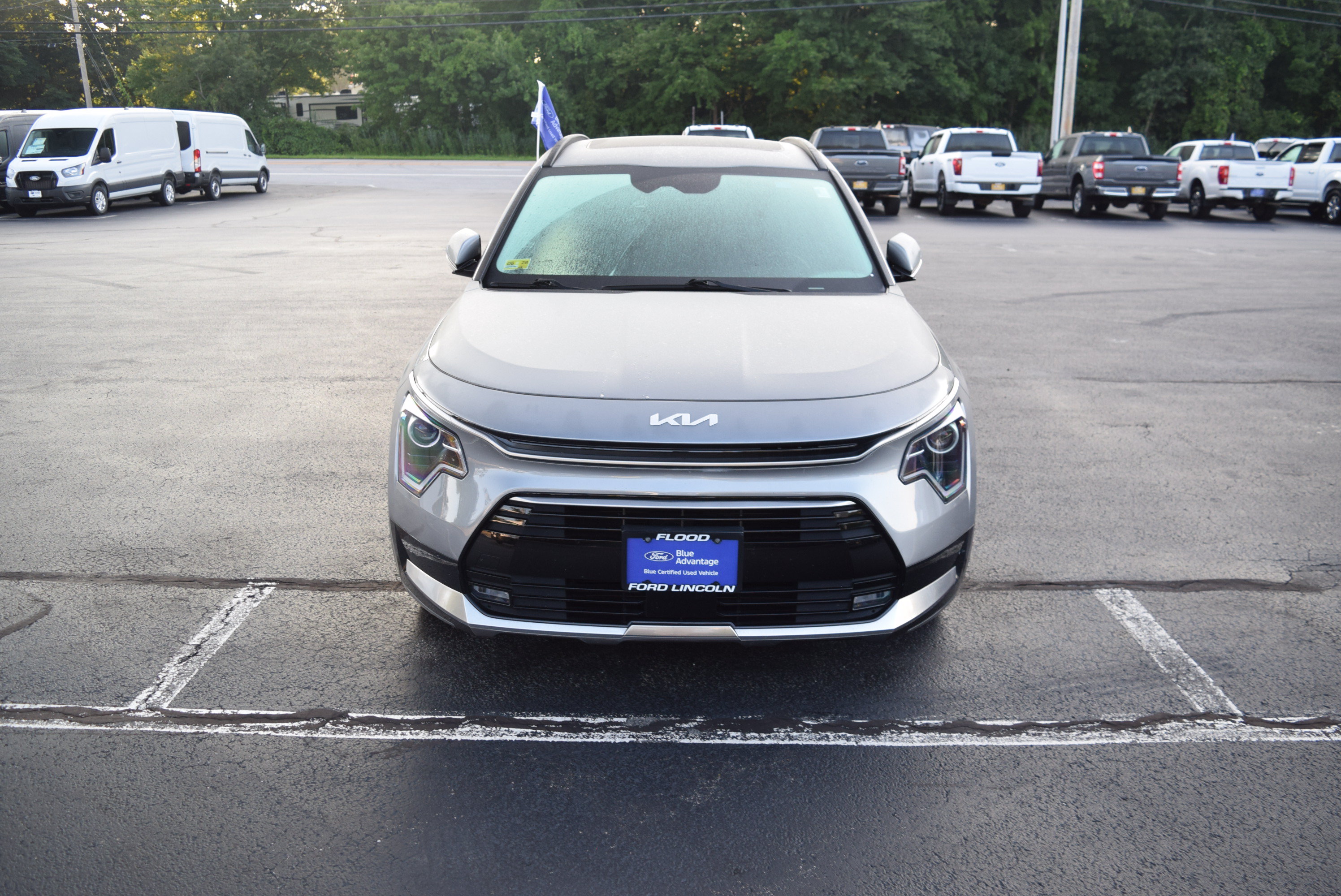 Used 2023 Kia Niro EX Touring FWD image 2