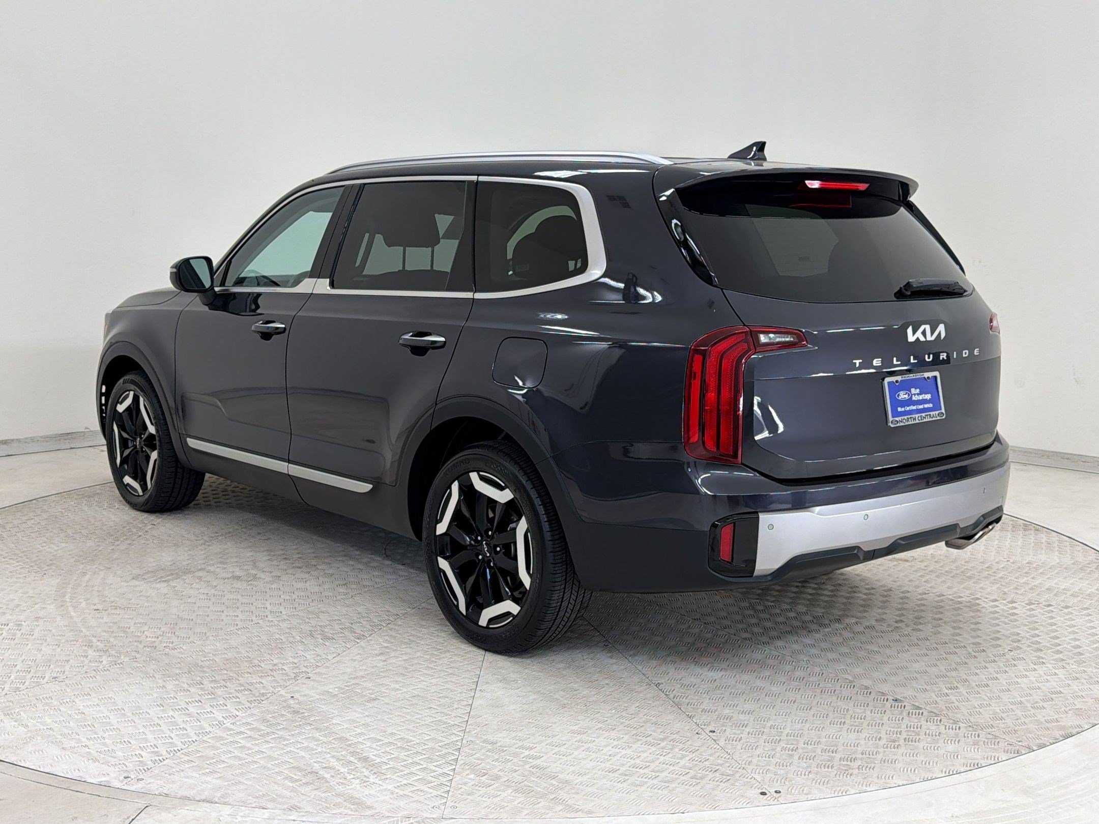 Used 2025 Kia Telluride S FWD image 3