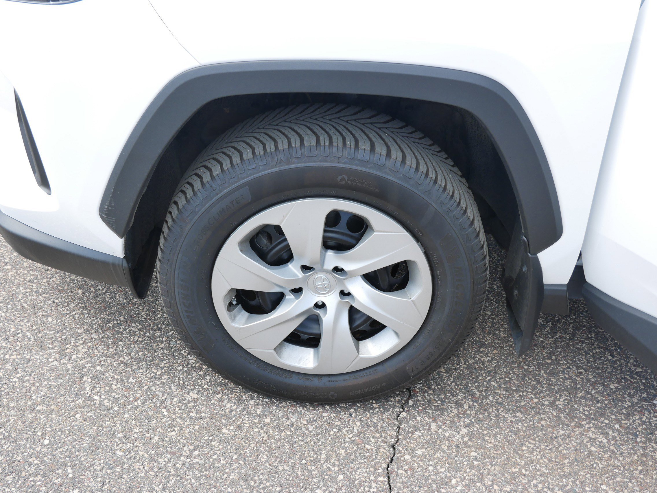 Used 2022 Toyota RAV4 LE w/ Carpet Mat Package (TMS) AWD/4WD image 15