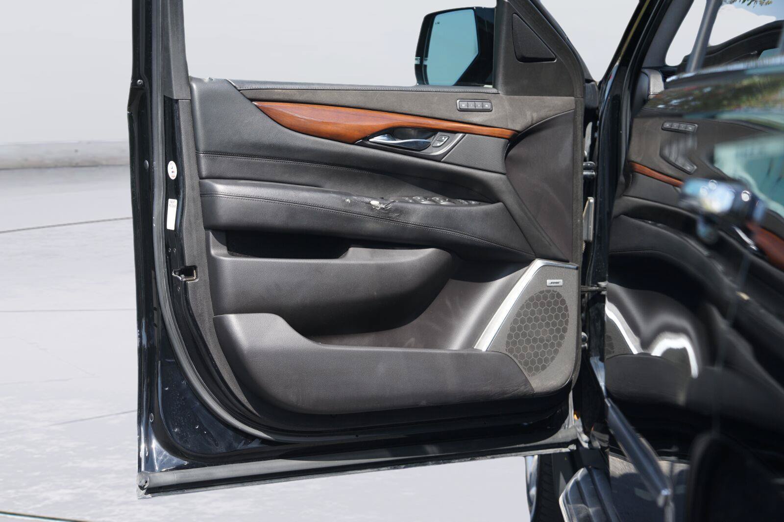 Used 2019 Cadillac Escalade Luxury AWD/4WD image 33