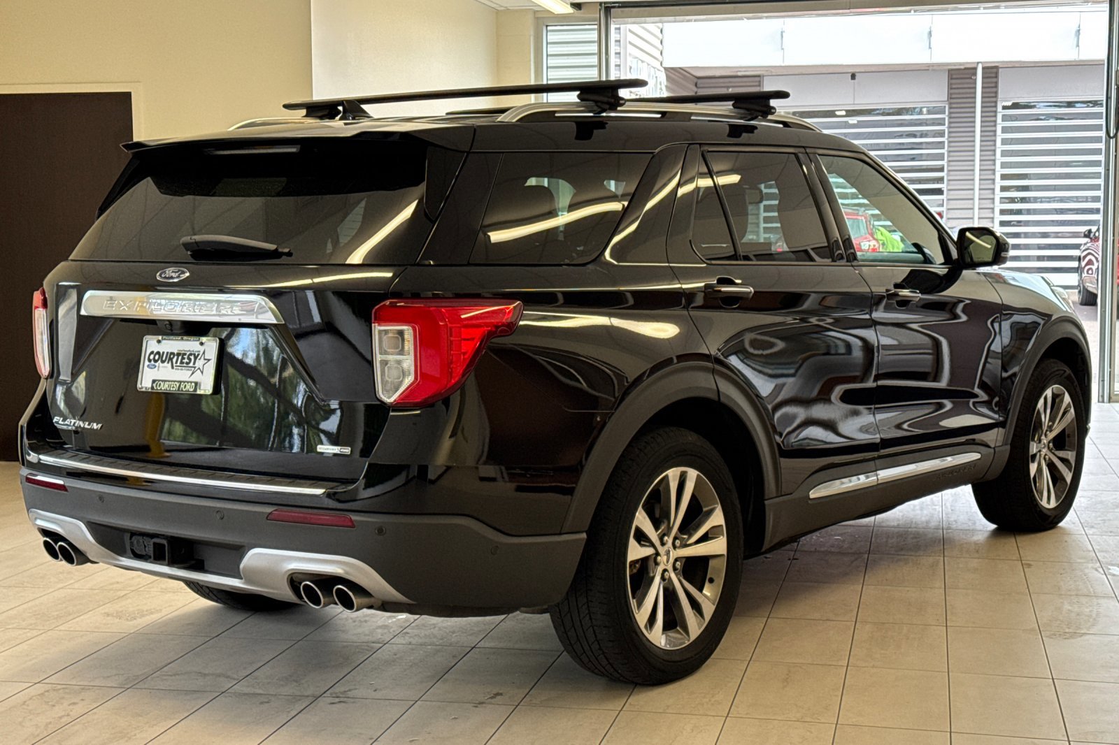 Certified 2020 Ford Explorer Platinum w/ Premium Technology Package AWD/4WD image 4