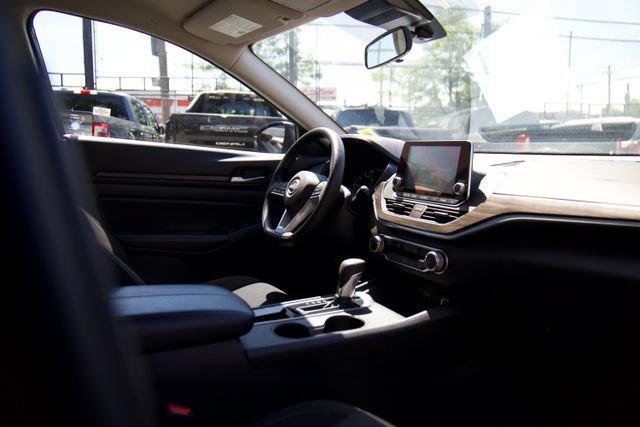 Used 2025 Nissan Altima 2.5 SV FWD image 20