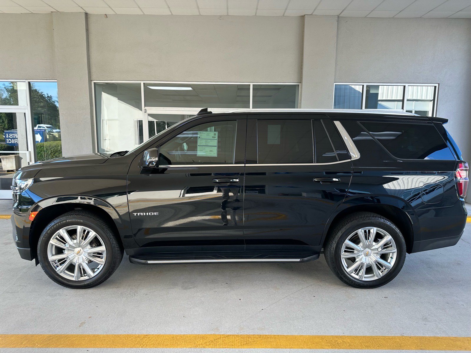Used 2022 Chevrolet Tahoe LT w/ Luxury Package RWD image 3