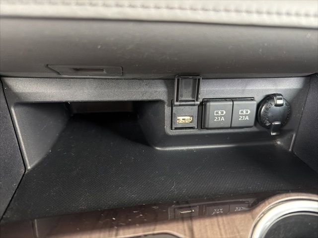 Used 2021 Toyota Highlander Limited FWD image 28