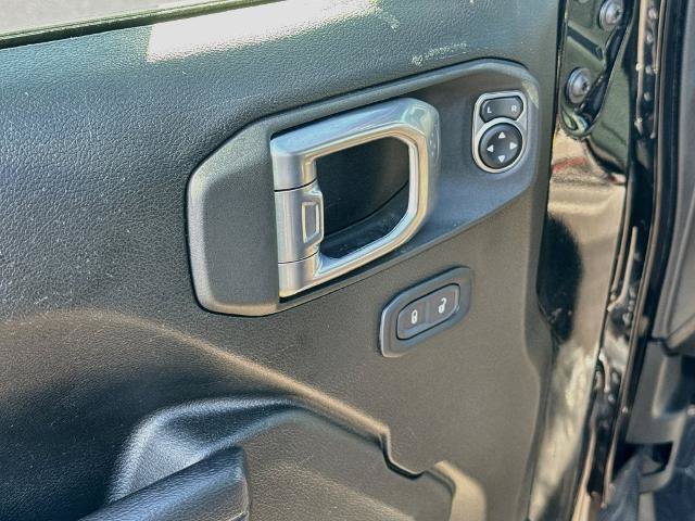 Used 2022 Jeep Wrangler Unlimited Rubicon w/ Cold Weather Group AWD/4WD image 16
