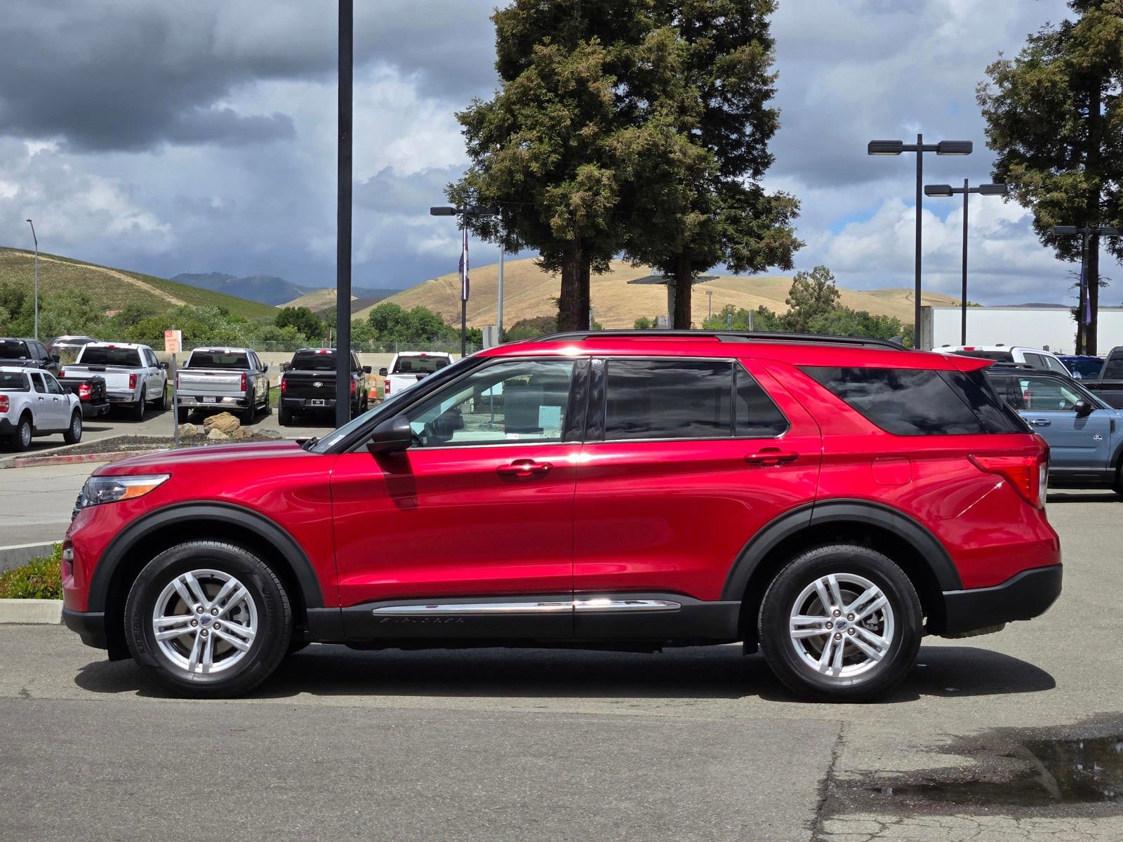 Certified 2024 Ford Explorer XLT w/ Equipment Group 202A AWD/4WD image 2