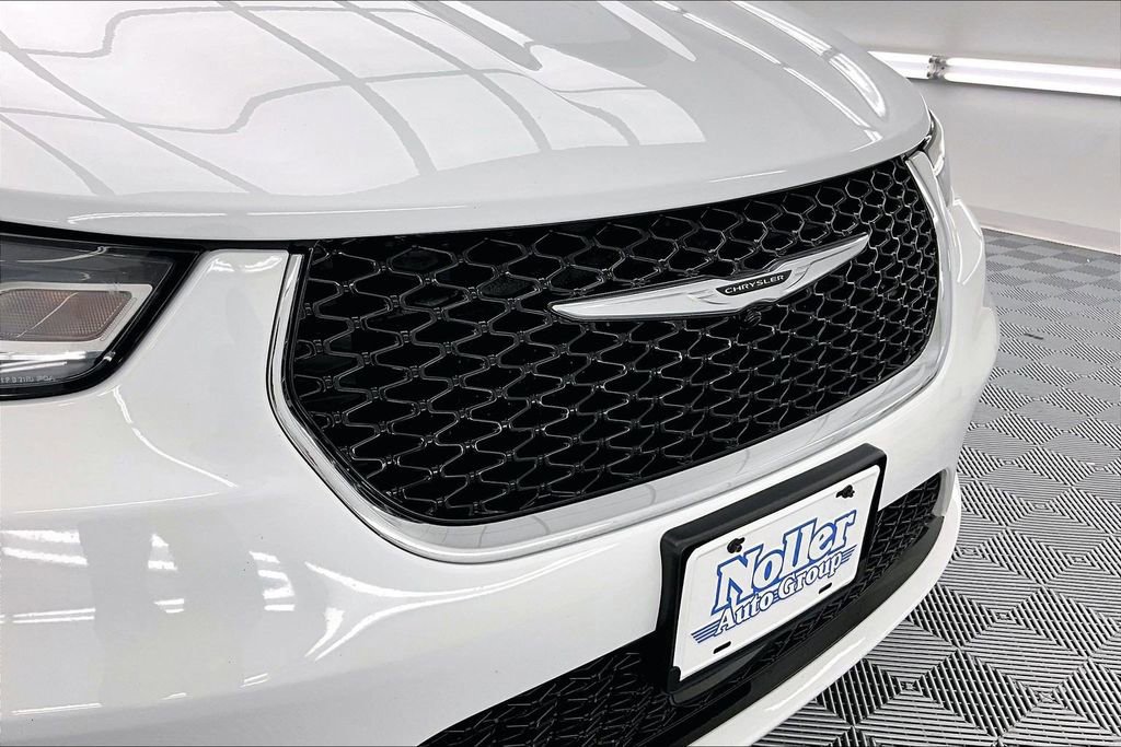 Used 2023 Chrysler Pacifica Touring-L image 29