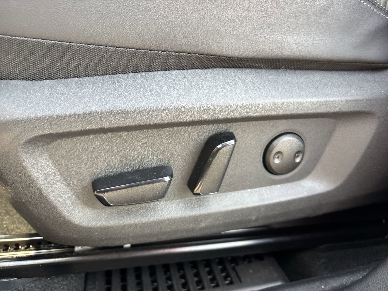 Used 2025 Nissan Rogue Platinum w/ Platinum Premium Package image 19