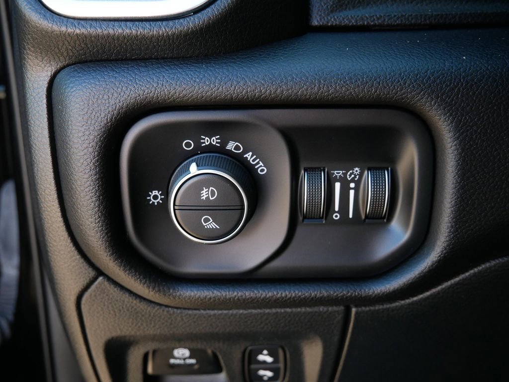 Used 2023 RAM 1500 Laramie AWD/4WD image 17