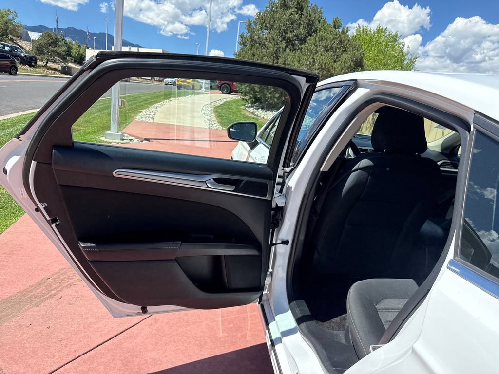 Certified 2018 Ford Fusion SE w/ Fusion SE Technology Package FWD image 20