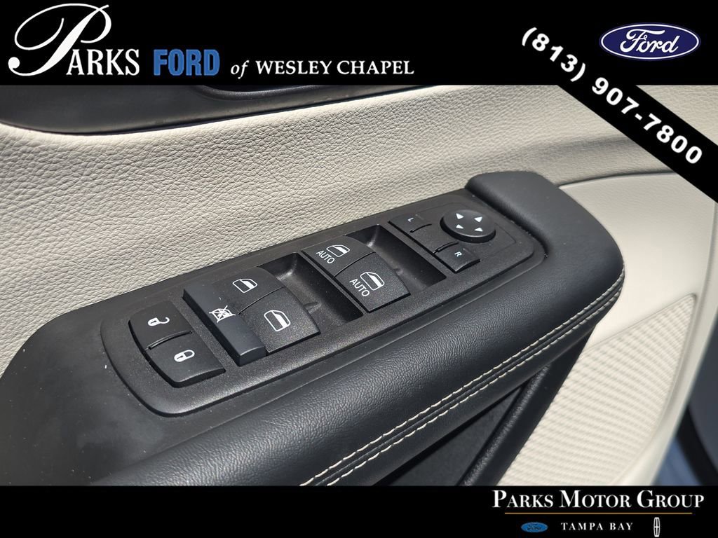 Used 2024 Chrysler Pacifica Touring-L FWD image 19