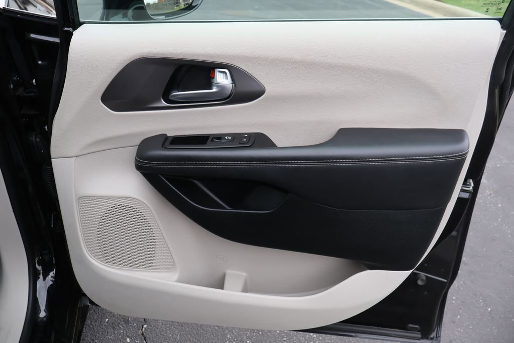 Used 2024 Chrysler Pacifica Touring-L FWD image 18