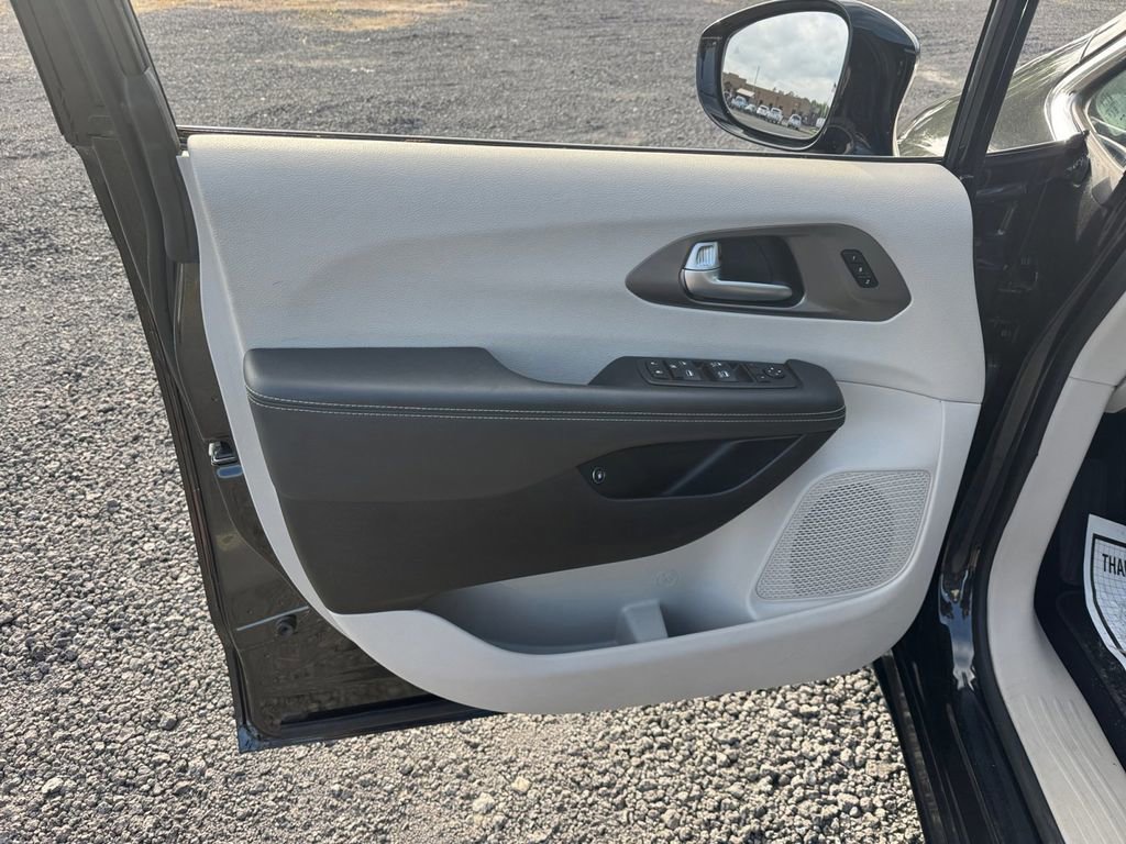 Used 2024 Chrysler Pacifica Limited FWD image 29