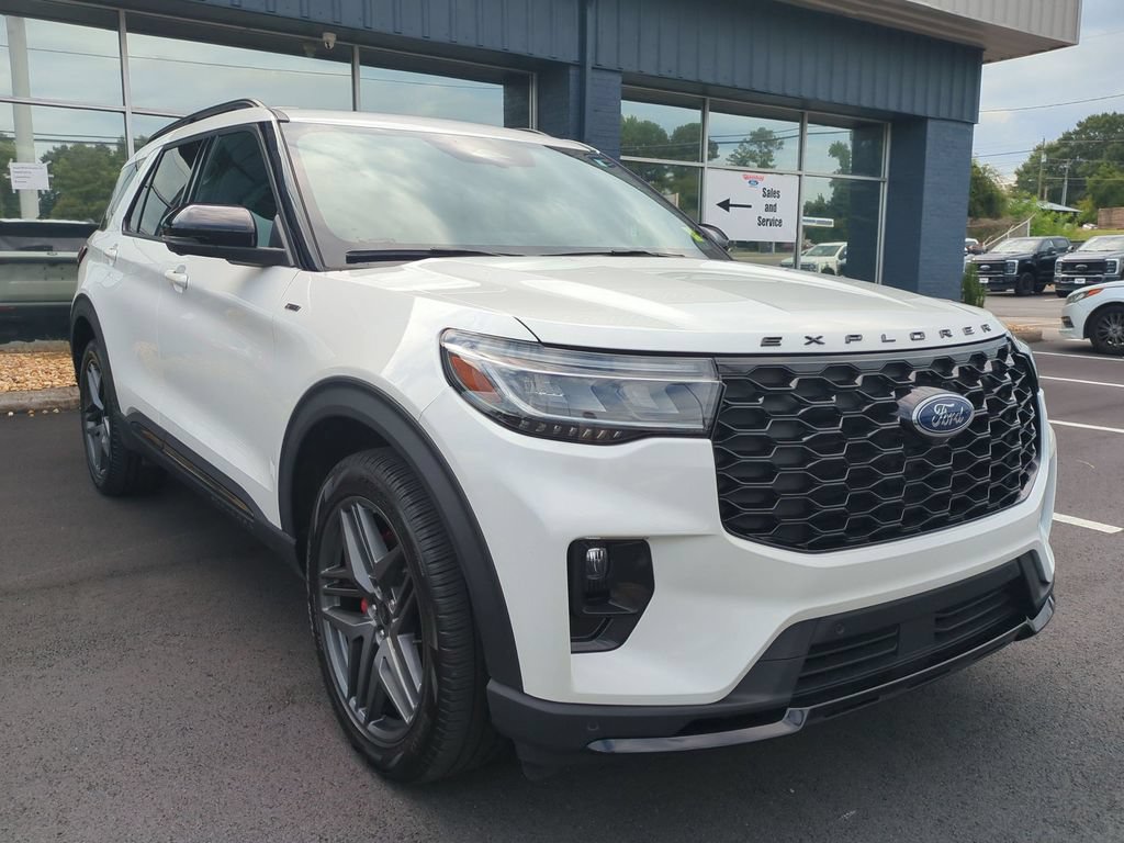 Certified 2025 Ford Explorer ST-Line w/ Premium Package AWD/4WD image 3