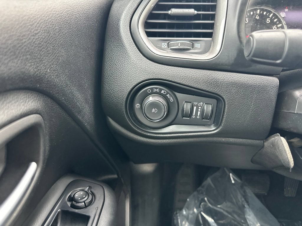 Used 2022 Jeep Renegade Latitude AWD/4WD image 32