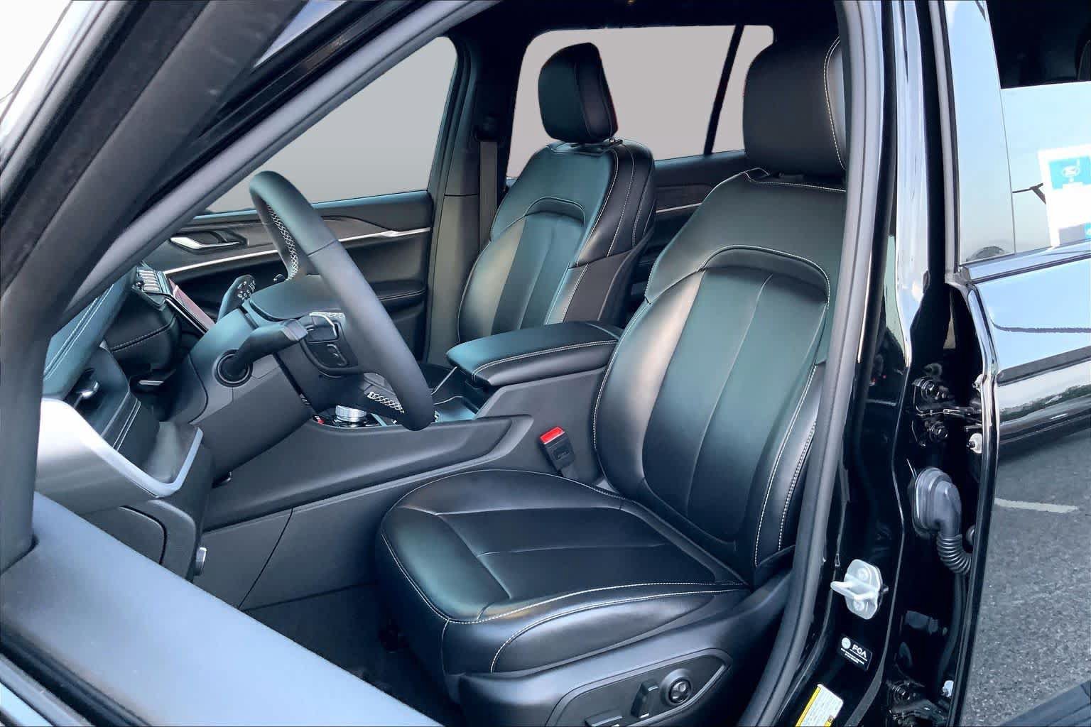 Used 2024 Jeep Grand Cherokee L Limited w/ Black Appearance Package RWD image 8