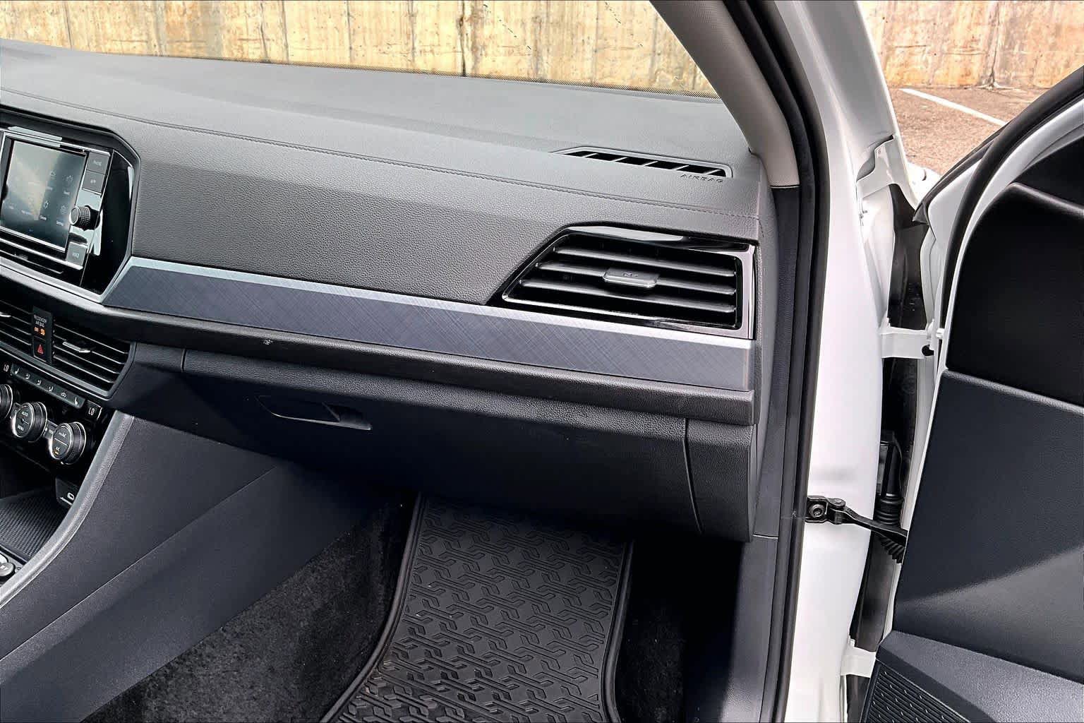 Used 2023 Volkswagen Jetta SE FWD image 18