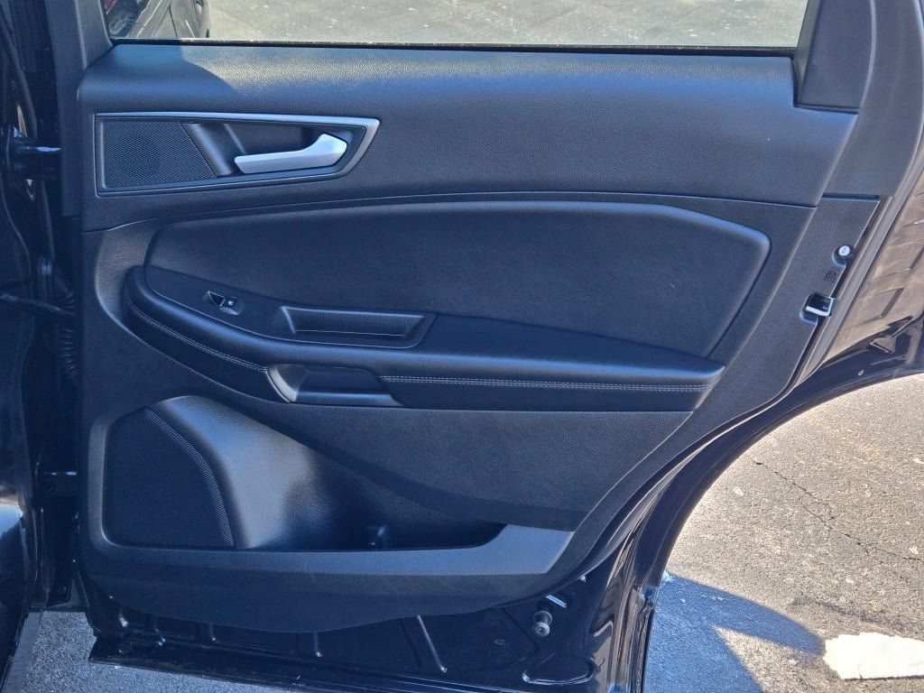 Certified 2024 Ford Edge SE w/ Black Appearance Package AWD/4WD image 9
