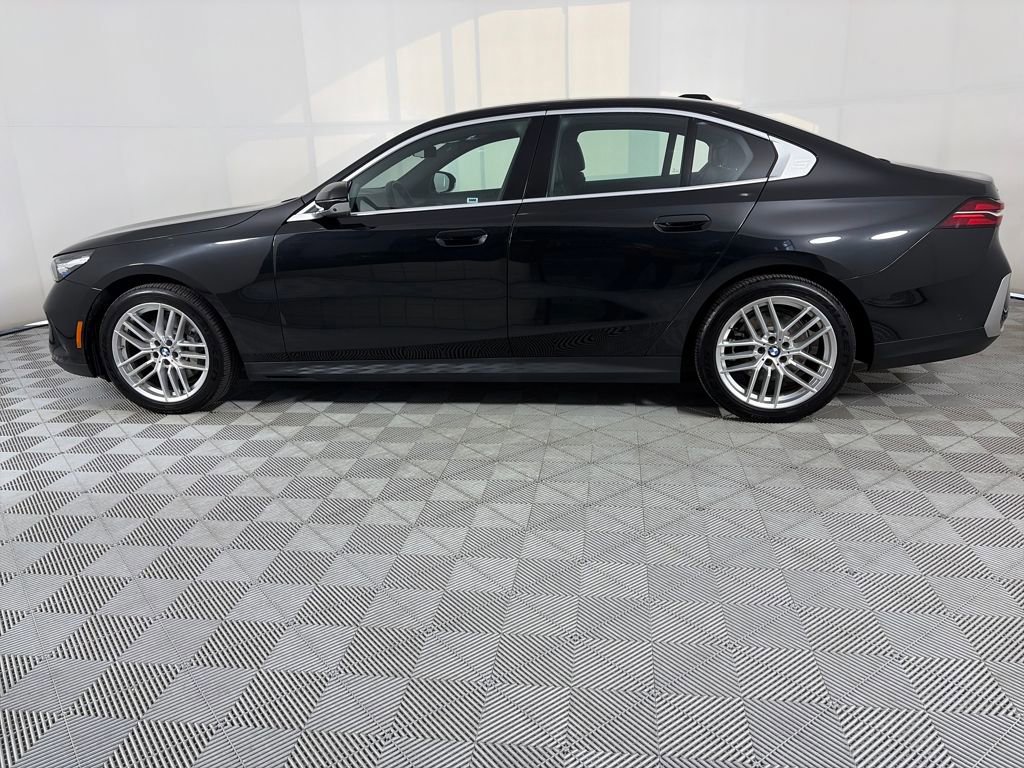 Used 2024 BMW 530i xDrive image 2