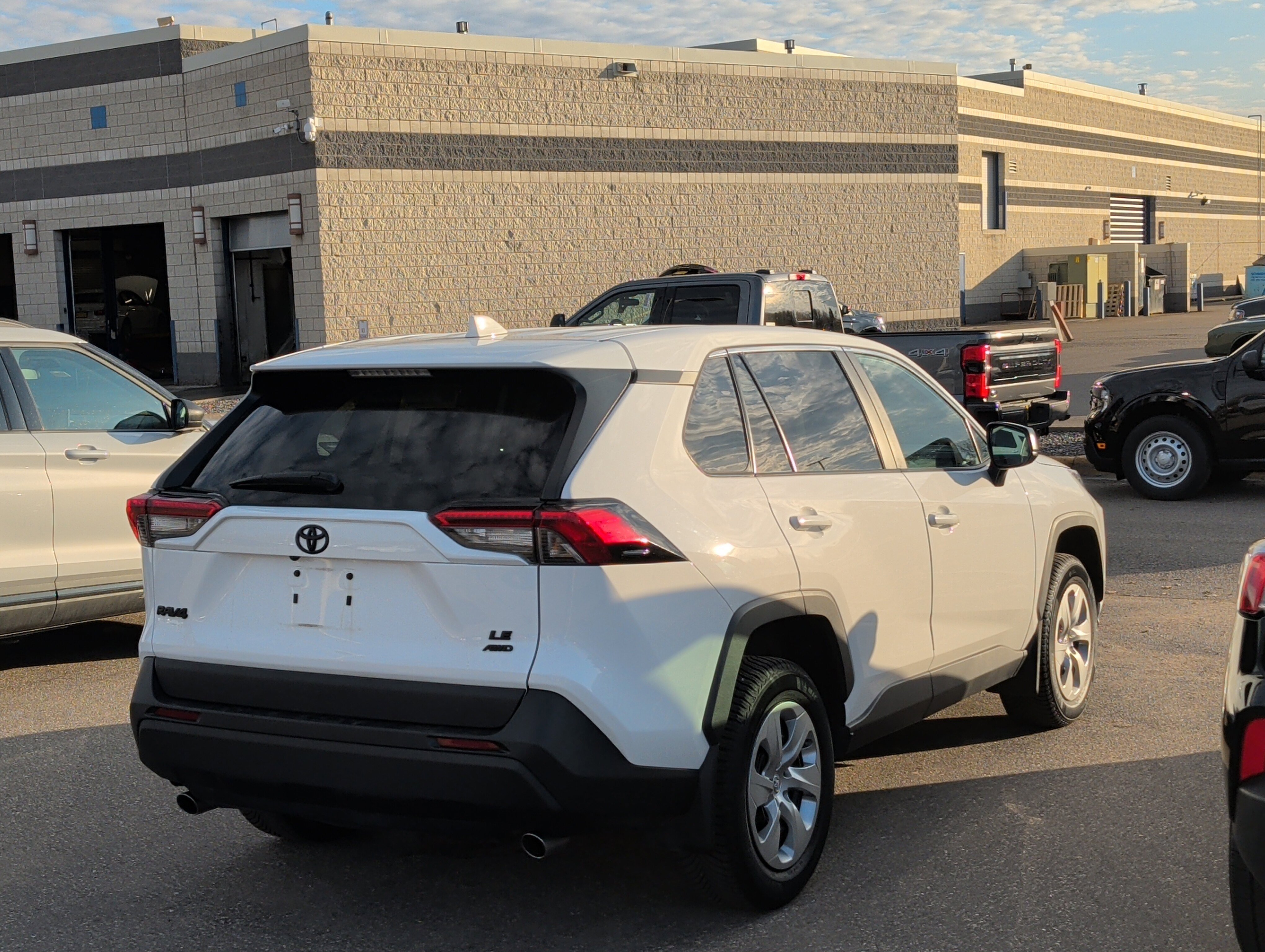 Used 2022 Toyota RAV4 LE w/ Carpet Mat Package (TMS) AWD/4WD image 4