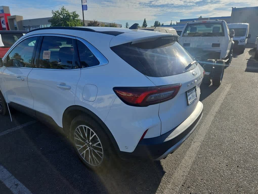 Certified 2023 Ford Escape SE w/ PHEV Premium Package FWD image 5