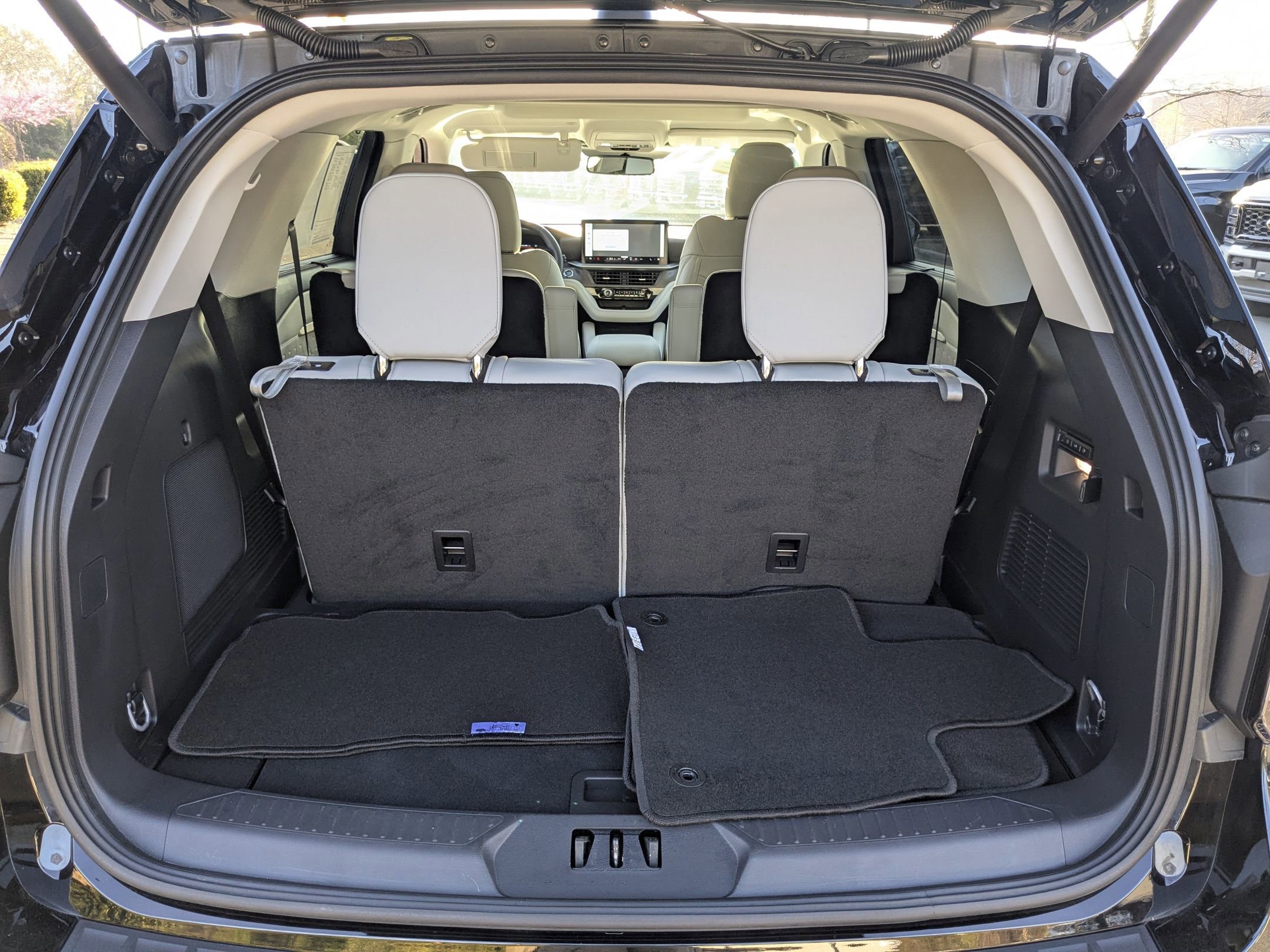 Certified 2025 Ford Explorer Platinum w/ LUX Leather Package image 39