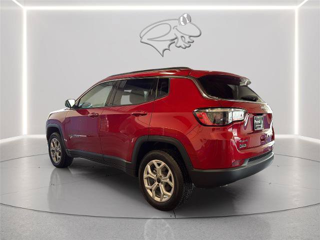 Used 2025 Jeep Compass Latitude w/ Sun & Sound Group AWD/4WD image 3