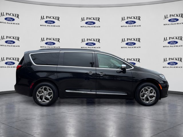 Used 2023 Chrysler Pacifica Limited AWD/4WD image 7