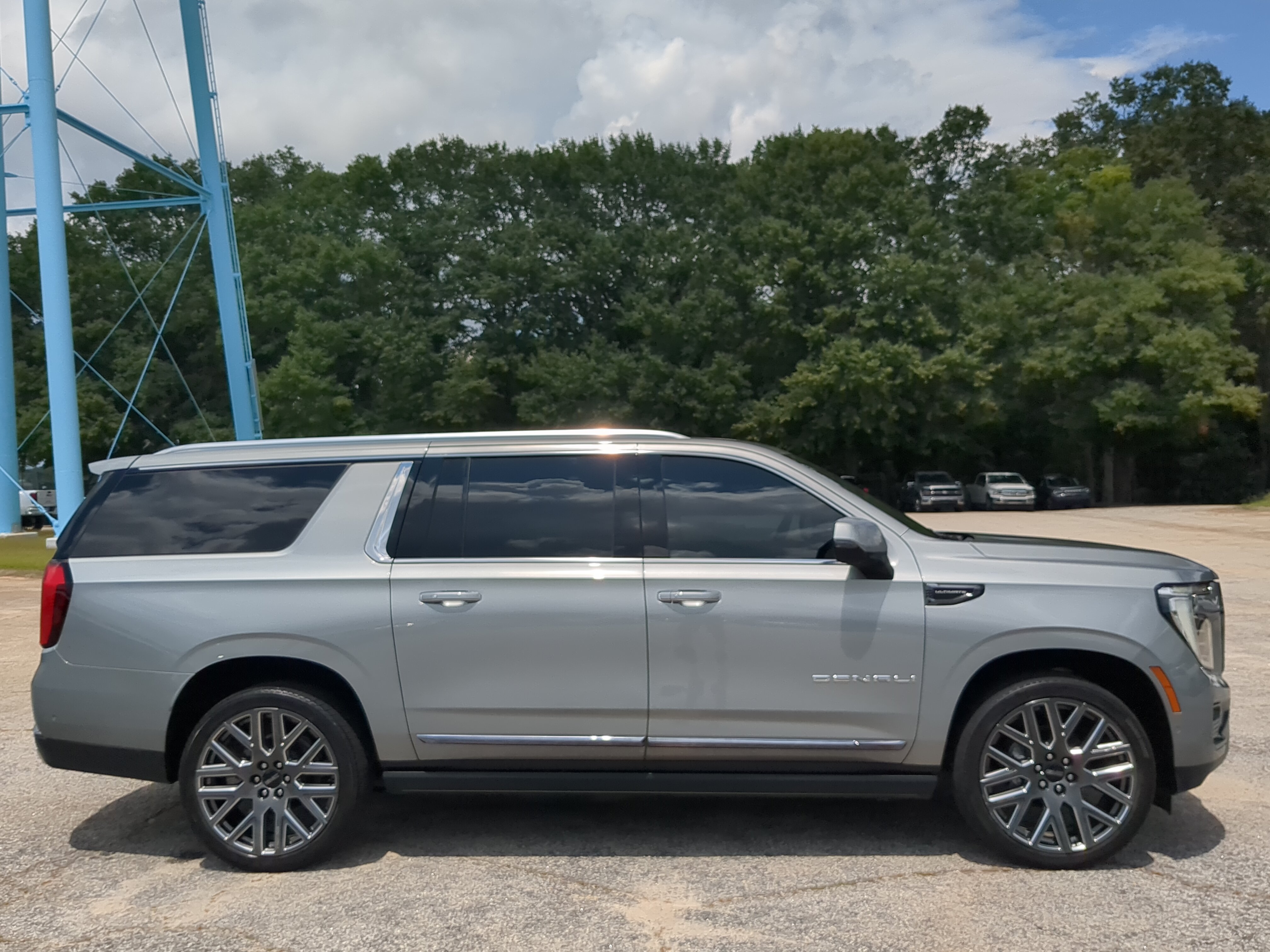 Used 2025 GMC Yukon XL Denali Ultimate w/ LPO, Floor Liner Package AWD/4WD image 2