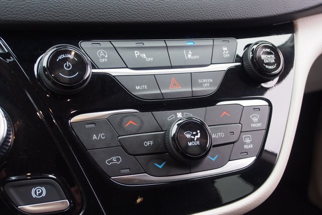 Used 2024 Chrysler Pacifica Touring-L FWD image 29