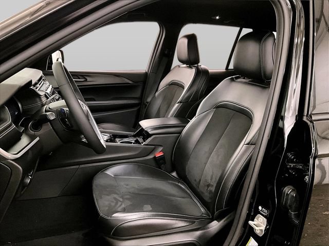 Used 2023 Jeep Grand Cherokee Altitude AWD/4WD image 24