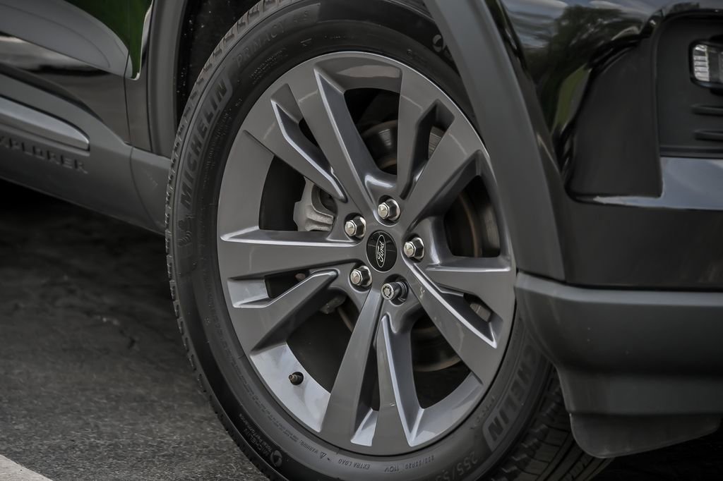 Certified 2024 Ford Explorer XLT w/ Equipment Group 202A AWD/4WD image 3